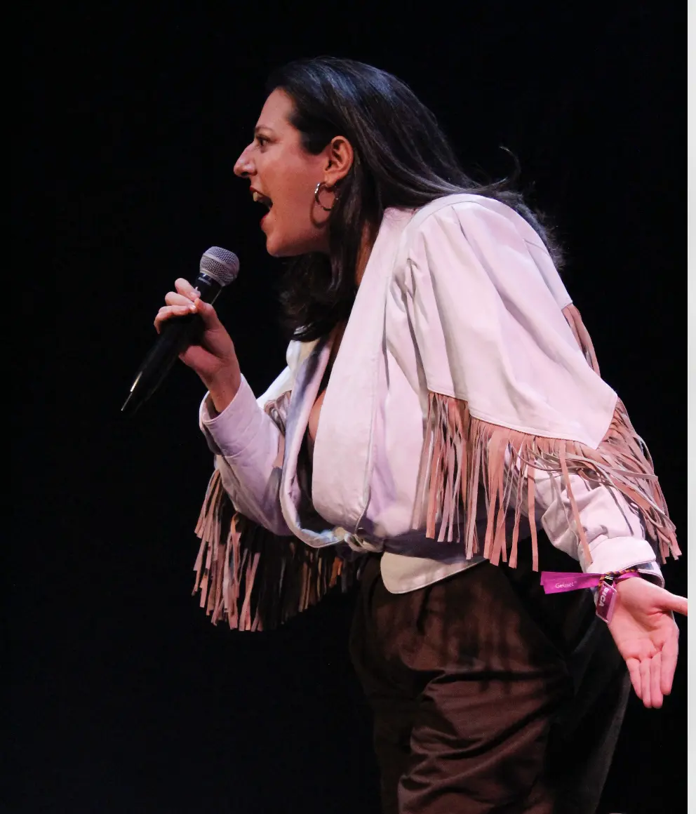 María A Secas contando una historia durante su show